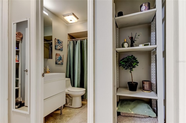2721 Baird Ct, Palm Harbor, FL 34684 - full bathroom featuring toilet, vanity, and curtained shower