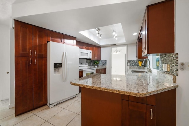 1142 Lancer Ln, Tarpon Springs, FL 34689 - kitchen featuring white appliances, a sink, a raised ceiling, a peninsula, and backsplash