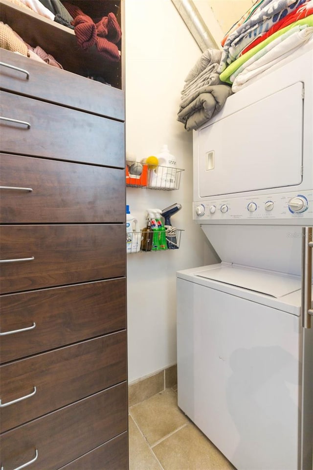 101 N 12th St Unit 400, Tampa, FL 33602 - laundry area with estacked washer and dryer, light tile patterned flooring, and baseboards