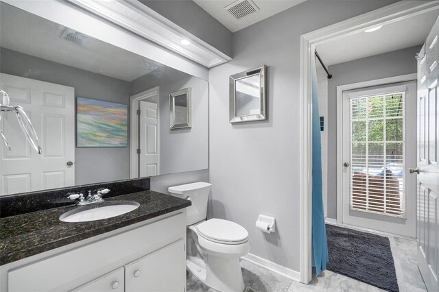 2903 Manor Ridge Pl, Valrico, FL 33596 - bathroom featuring baseboards, vanity, toilet, and curtained shower