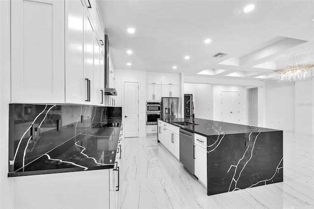 11921 Fort King Hwy, Thonotosassa, FL 33592 - kitchen with stainless steel appliances, a sink, recessed lighting, backsplash, and a large island