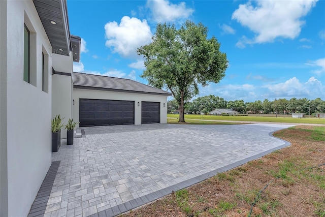 11921 Fort King Hwy, Thonotosassa, FL 33592 - garage with decorative driveway
