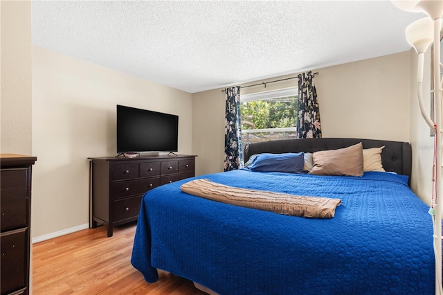 2646 61st Ave N, Saint Petersburg, FL 33714 - bedroom featuring light wood-type flooring, a textured ceiling, and baseboards