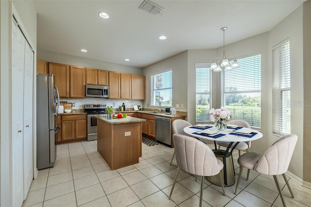 7852 Stoney Hill Dr, Wesley Chapel, FL 33545 - kitchen with stainless steel appliances, a kitchen island, a chandelier, a sink, and recessed lighting