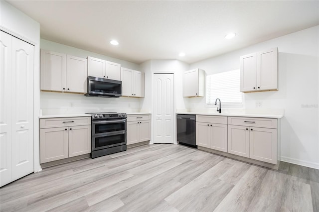 14384 NW 160th Ln, Alachua, FL 32615 - kitchen with stainless steel appliances, light wood-style flooring, light countertops, recessed lighting, and baseboards