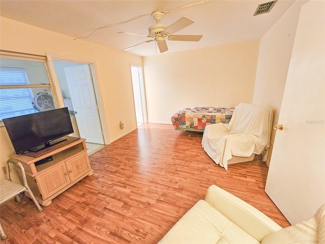 2850 59th St S Unit 310, Gulfport, FL 33707 - sitting room featuring light wood-type flooring and ceiling fan