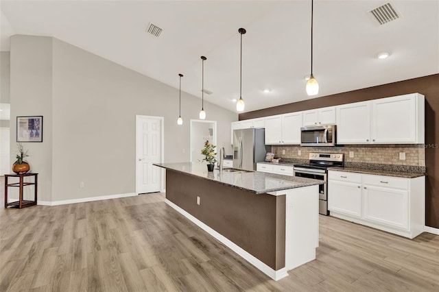 6376 SW 117th Street Rd, Ocala, FL 34476 - kitchen with appliances with stainless steel finishes, light wood-type flooring, white cabinets, backsplash, and high vaulted ceiling