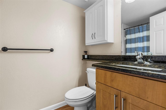 10511 Waterview Ct Unit 10511, Tampa, FL 33615 - full bath featuring toilet, vanity, baseboards, wood finished floors, and a shower with shower curtain