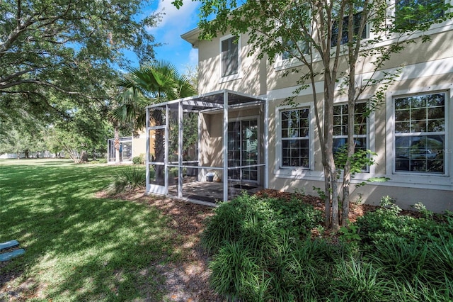 7001 Interbay Blvd Unit 242, Tampa, FL 33616 - back of property with stucco siding, a yard, and glass enclosure