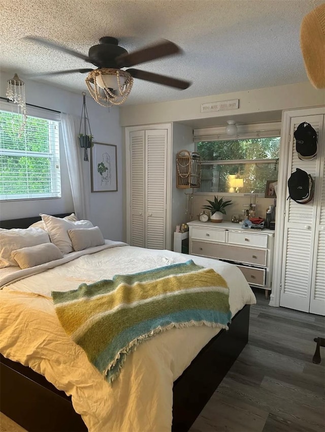 6741 4th Ave N, Saint Petersburg, FL 33710 - bedroom featuring dark wood-style flooring, a textured ceiling, a ceiling fan, and a closet