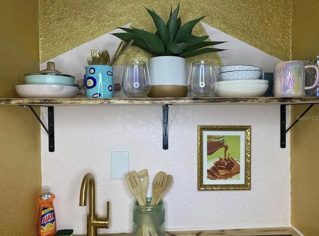 6741 4th Ave N, Saint Petersburg, FL 33710 - detailed view of a textured wall