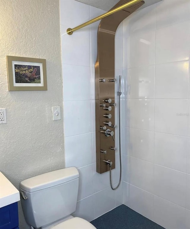 6741 4th Ave N, Saint Petersburg, FL 33710 - full bathroom featuring tiled shower, toilet, and vanity