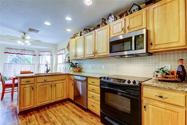 550 Salmon Ct, Oldsmar, FL 34677 - photo 2