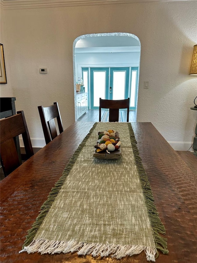 1020 38th Ave N, Saint Petersburg, FL 33704 - dining space featuring arched walkways and a textured wall