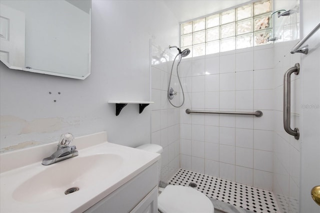 2447 Ecuadorian Way Unit 11, Clearwater, FL 33763 - full bath featuring a shower stall, toilet, and vanity