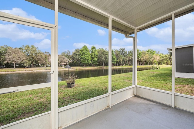 2542 Glenrise Pl, Wesley Chapel, FL 33544 - unfurnished sunroom featuring a water view and view of wooded area