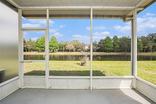 2542 Glenrise Pl, Wesley Chapel, FL 33544 - unfurnished sunroom featuring a water view and view of wooded area
