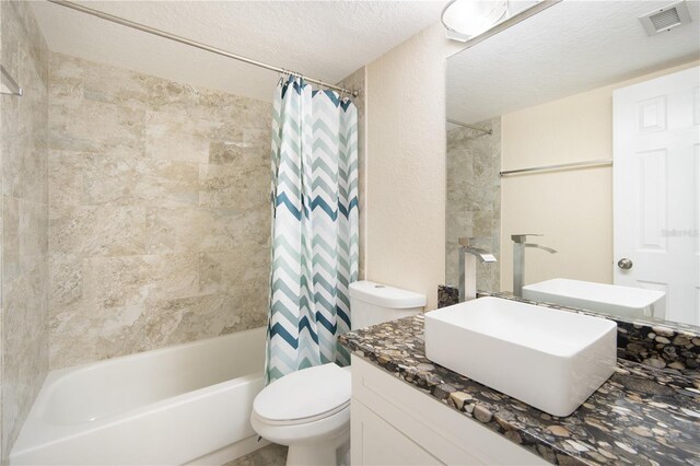 3211 W Swann Ave Unit 605, Tampa, FL 33609 - full bath featuring shower / tub combo with curtain, vanity, toilet, and a textured ceiling