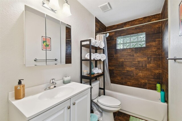 4324 S Clark Ave, Tampa, FL 33611 - bathroom with shower / bathtub combination with curtain, toilet, vanity, and a textured wall