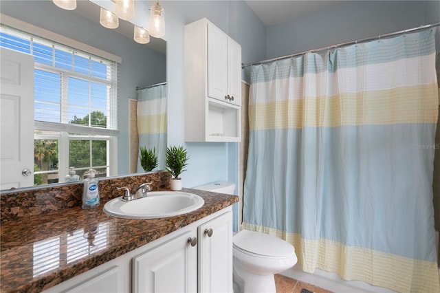 501 Knights Run Ave Unit 5103, Tampa, FL 33602 - full bath featuring toilet, vanity, curtained shower, and tile patterned floors