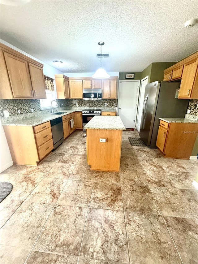 3181 Deltona Blvd, Spring Hill, FL 34606 - kitchen with stainless steel appliances, a sink, a kitchen island, tasteful backsplash, and a textured ceiling