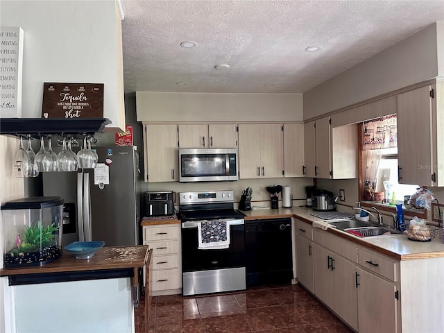 603 Southwood Cv, Brandon, FL 33511 - kitchen featuring appliances with stainless steel finishes, a sink, and a textured ceiling