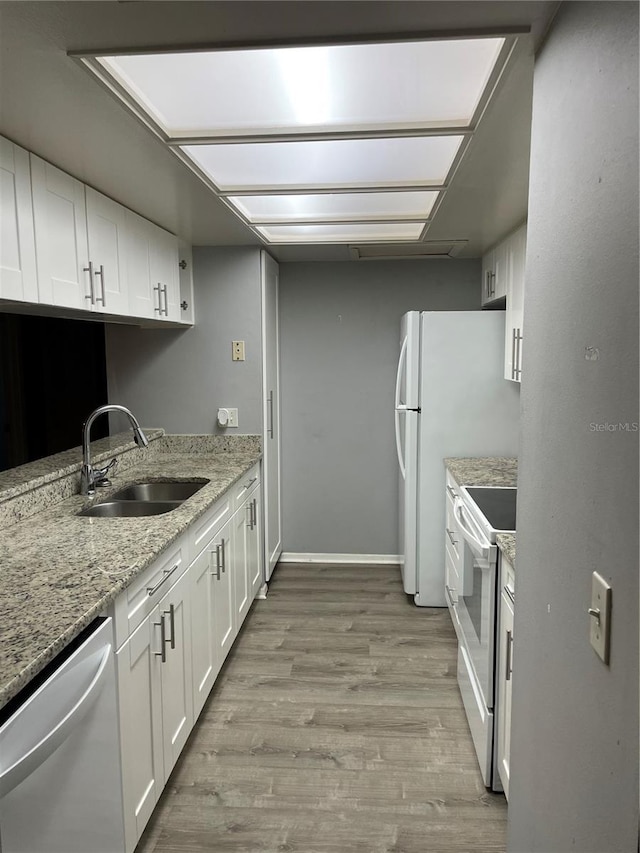 39650 US Highway 19 N Unit 143, Tarpon Springs, FL 34689 - kitchen with white electric range, a sink, dishwasher, white cabinetry, and light wood-type flooring