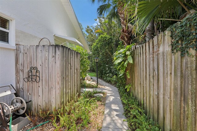 71 Flamingo Cir, Safety Harbor, FL 34695 - view of side of property