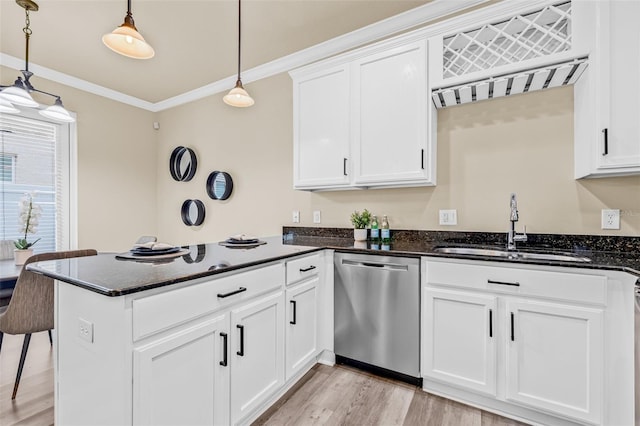 215 S Westland Ave Unit 3, Tampa, FL 33606 - kitchen featuring dishwasher, a sink, a peninsula, ornamental molding, and light wood-style flooring