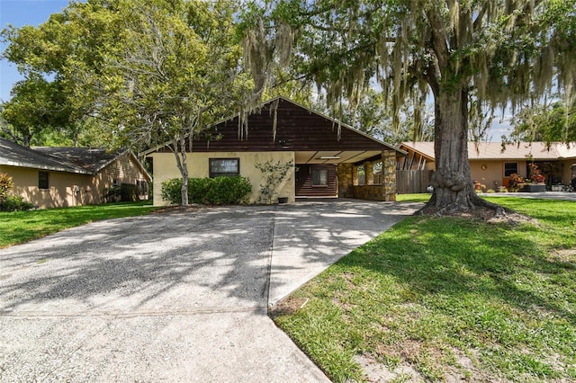 519 Market Sq W, Lakeland, FL 33813 - view of front of home featuring concrete driveway, a front yard, and stucco siding