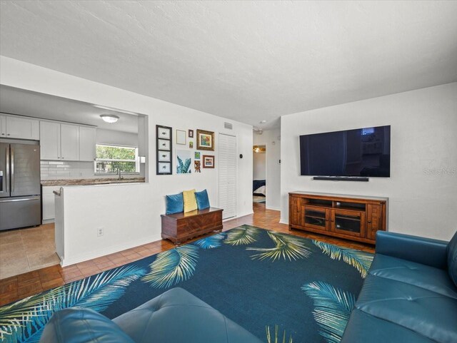 4005 W Coachman Ave, Tampa, FL 33611 - view of living area