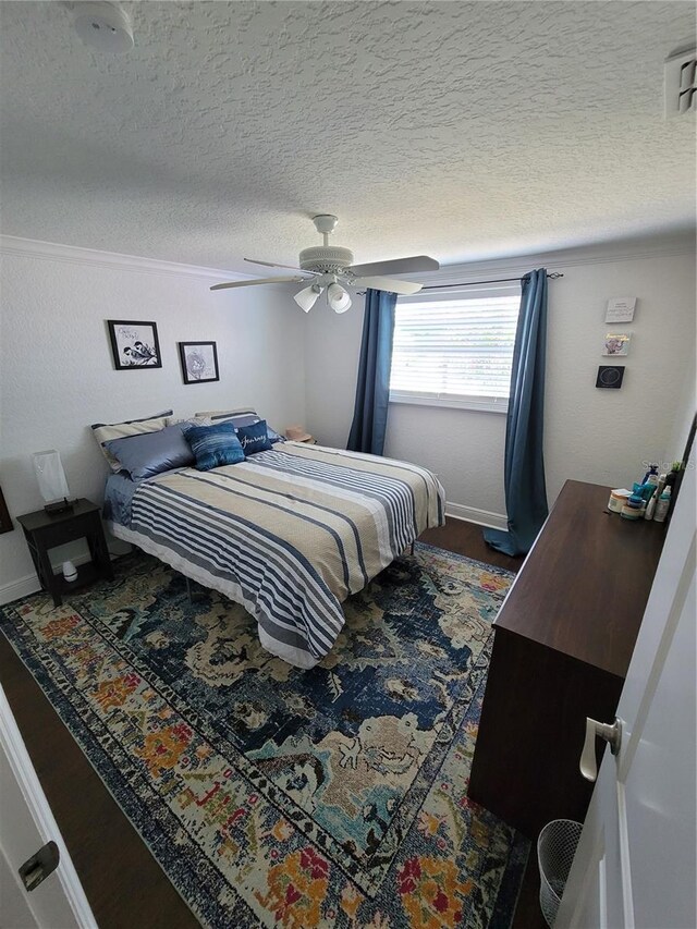 bedroom featuring ceiling fan and a textured ceiling