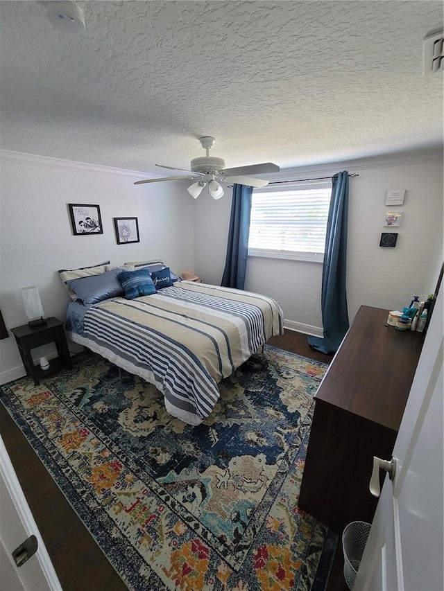 bedroom featuring ceiling fan and a textured ceiling