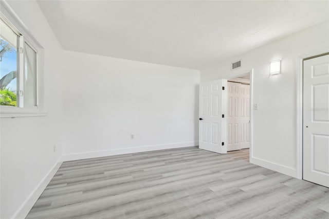 695 Sunset Dr, Tarpon Springs, FL 34689 - empty room featuring light wood-type flooring and baseboards