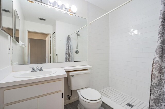 2355 Bentley Dr, Palm Harbor, FL 34684 - full bath with toilet, vanity, and a tile shower