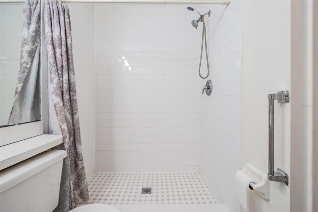 2355 Bentley Dr, Palm Harbor, FL 34684 - bathroom featuring toilet and tiled shower