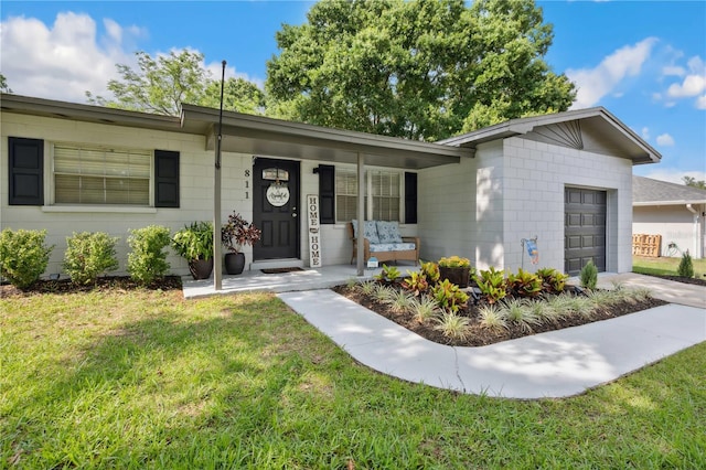 811 Patricia Pl, Lakeland, FL 33809 - single story home featuring covered porch, a front yard, and a garage