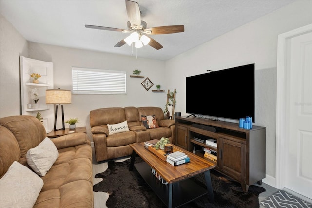 811 Patricia Pl, Lakeland, FL 33809 - living area featuring ceiling fan