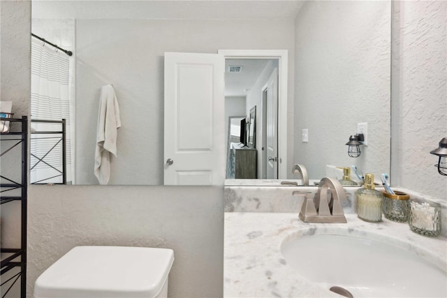 811 Patricia Pl, Lakeland, FL 33809 - bathroom featuring curtained shower, vanity, toilet, and a textured wall