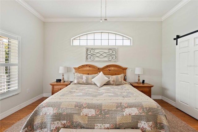 9830 Caribou Trl, Dade City, FL 33525 - bedroom featuring a barn door, multiple windows, crown molding, wood finished floors, and baseboards