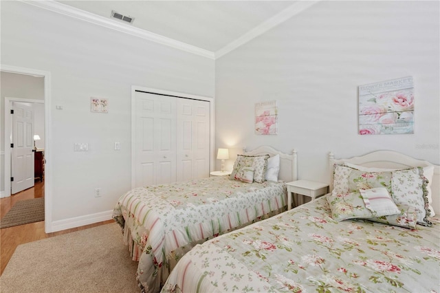 9830 Caribou Trl, Dade City, FL 33525 - bedroom with crown molding, wood finished floors, baseboards, and a closet