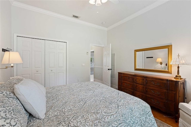 9830 Caribou Trl, Dade City, FL 33525 - bedroom with ornamental molding, a closet, wood finished floors, and a ceiling fan