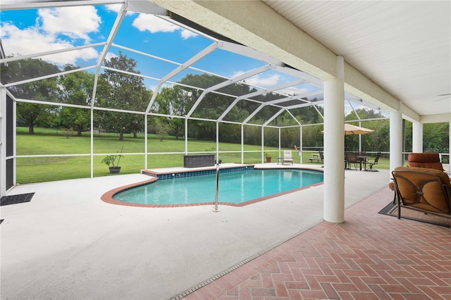 9830 Caribou Trl, Dade City, FL 33525 - outdoor pool with a yard, a ceiling fan, a patio area, and glass enclosure