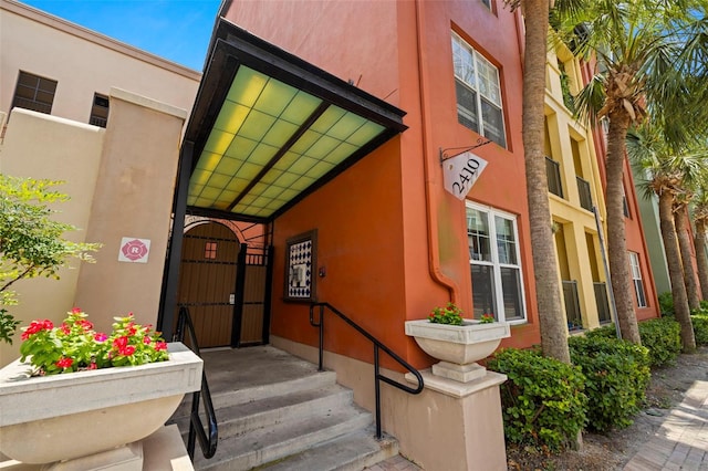 2410 W Azeele St Unit 214, Tampa, FL 33609 - doorway to property featuring stucco siding