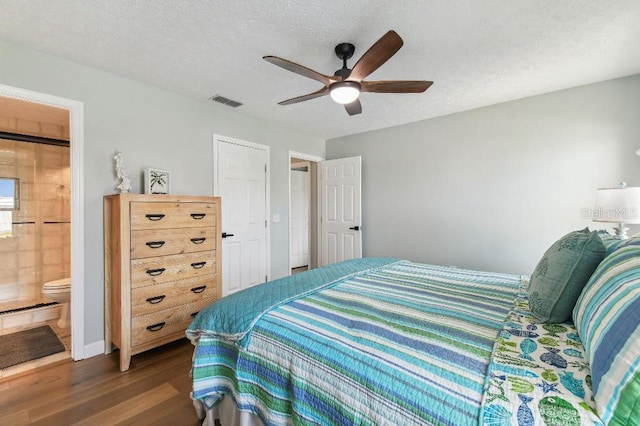 3285 Minnow Creek Dr, Hernando Beach, FL 34607 - bedroom featuring dark wood finished floors, a ceiling fan, connected bathroom, and a textured ceiling