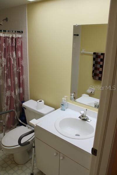 9722 Indian Key Trl Unit 116, Seminole, FL 33776 - bathroom featuring toilet, vanity, curtained shower, and tile patterned flooring