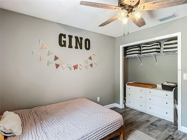 1199 E Mckinley St, Hernando, FL 34442 - bedroom featuring a closet, dark wood-style floors, baseboards, and ceiling fan