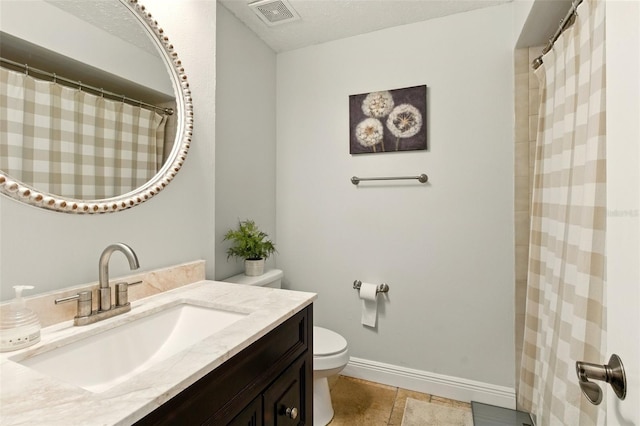4419 Longshore Dr, Land O Lakes, FL 34639 - full bath featuring toilet, baseboards, vanity, and a shower with curtain