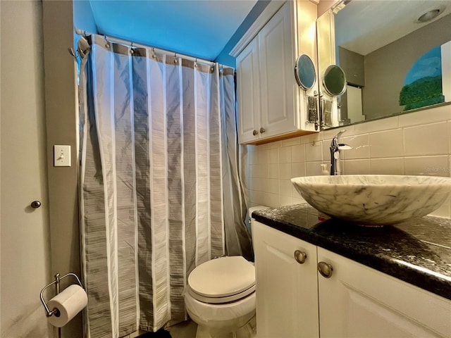 2457 Ecuadorian Way Unit 27, Clearwater, FL 33763 - bathroom with decorative backsplash, vanity, toilet, and a shower with shower curtain