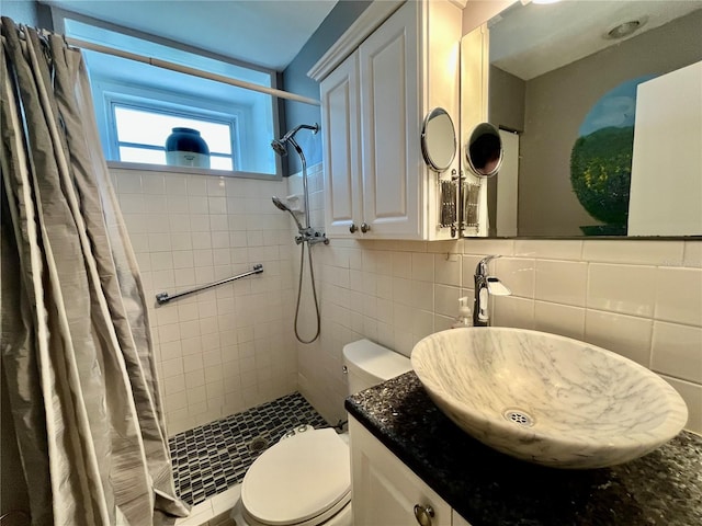 2457 Ecuadorian Way Unit 27, Clearwater, FL 33763 - bathroom with toilet, a shower stall, vanity, and tasteful backsplash